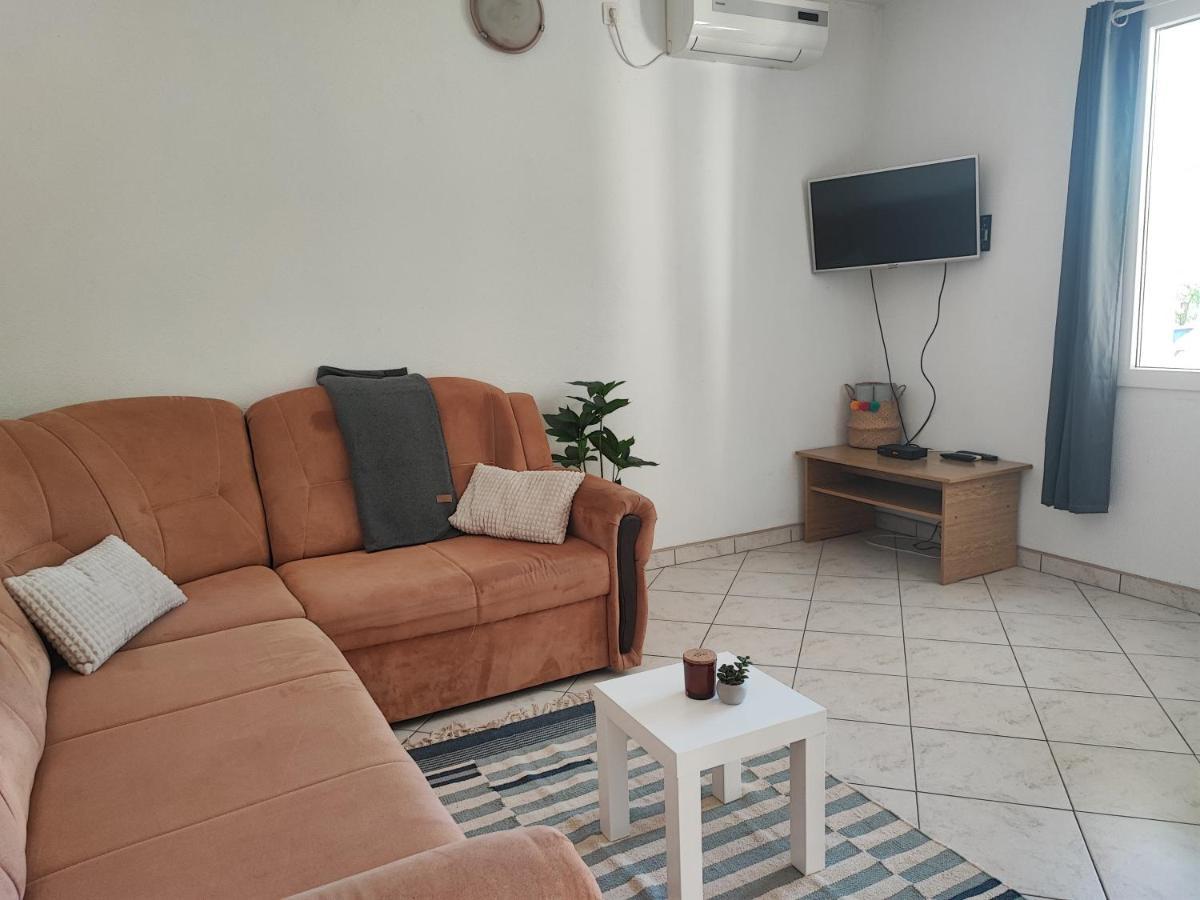 Apartments And Rooms Batos ザヴァラ エクステリア 写真